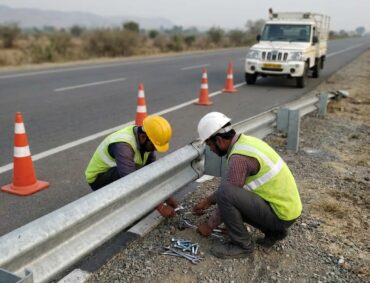 Workers_fixing_metal_202604251746