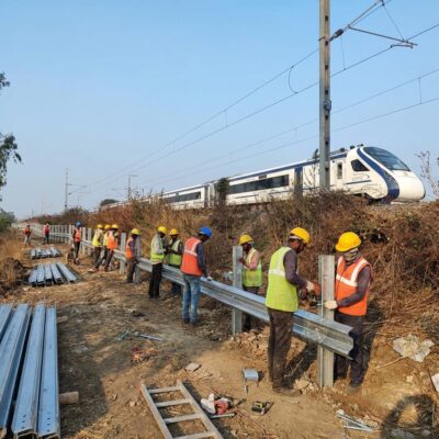 Workers_fixing_railway_202604131222