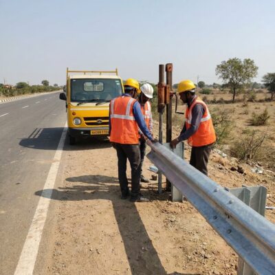 Workers_installing_highway_202604251744